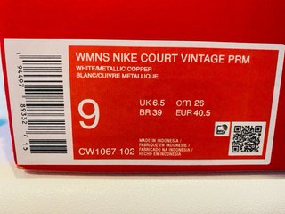 Zapatillas Nike Beige y Blancas