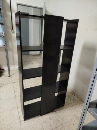 Estantería negra de madera