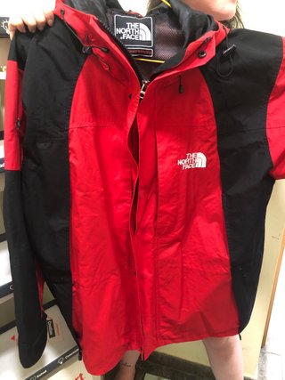 Chaqueta The North Face Roja y Negra