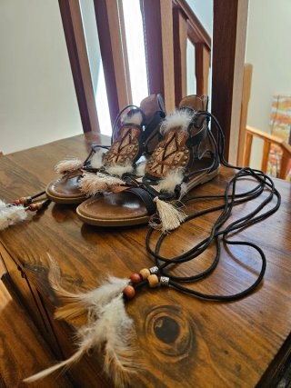 Sandalias planas con flecos y abalorios