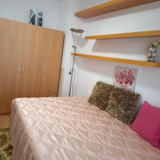 Se alquila habitación para mujer rumana