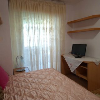 Se alquila habitación para mujer rumana