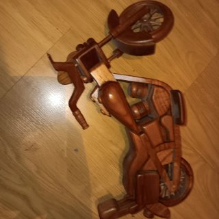 Moto artesanal de madera