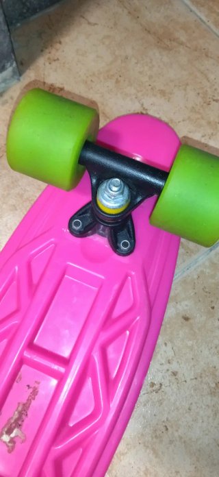 Patineta rosa con ruedas verdes
