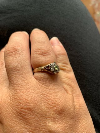 Anillo oro flor diamantes y peridoto