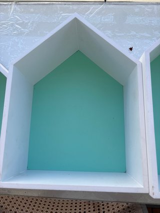 Estanterías casita blancas y turquesas