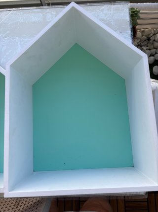 Estanterías casita blancas y turquesas