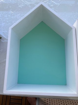 Estanterías casita blancas y turquesas