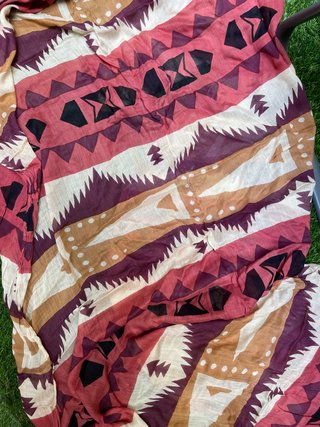 Fular estampado étnico morado y rojo
