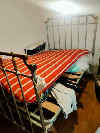 Cama de madera y hierro