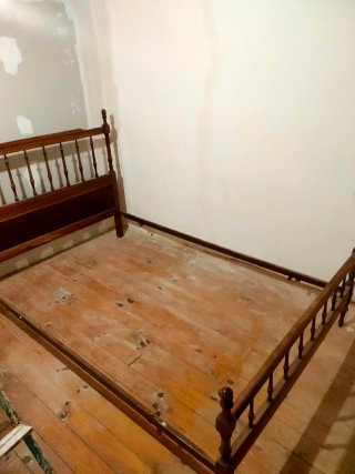 Cama de madera y hierro