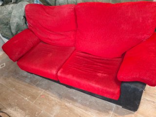 Sofá de tela rojo y negro, con transporte incluido