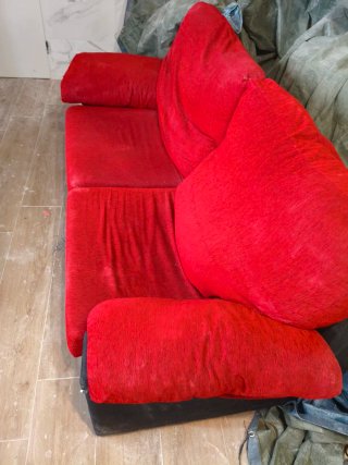 Sofá de tela rojo y negro, con transporte incluido