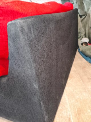 Sofá de tela rojo y negro, con transporte incluido