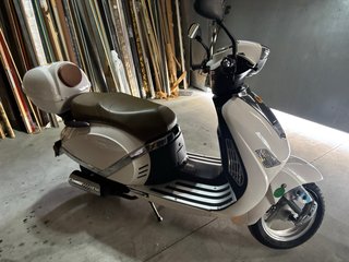 Scooter Alpina 125cc  Beige y Marrón