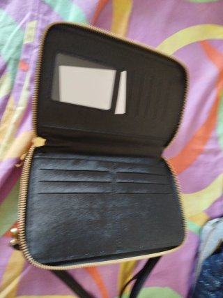 Monedero negro con cremallera dorada