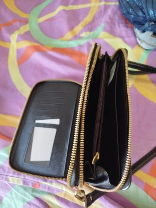 Monedero negro con cremallera dorada