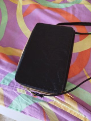 Monedero negro con cremallera dorada