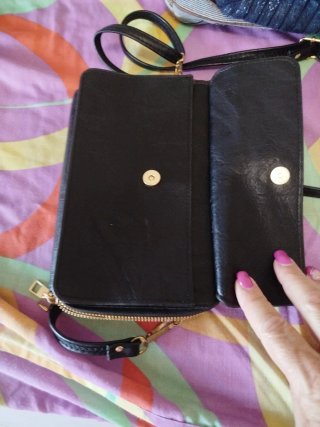 Monedero negro con cremallera dorada