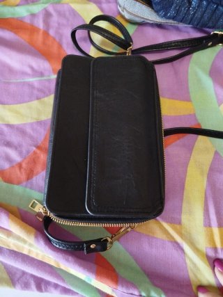 Monedero negro con cremallera dorada