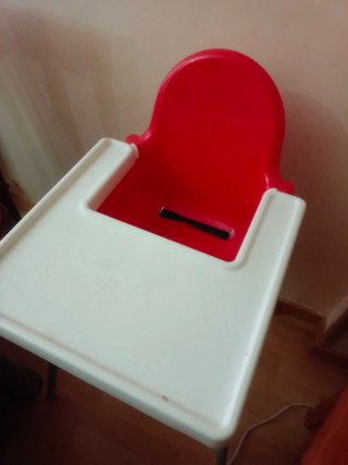 Trona IKEA roja y blanca