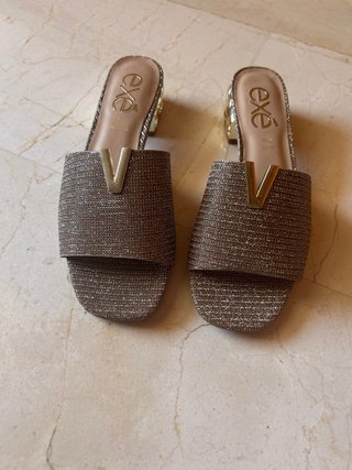 Sandalias tacón bajo exe en dorado.