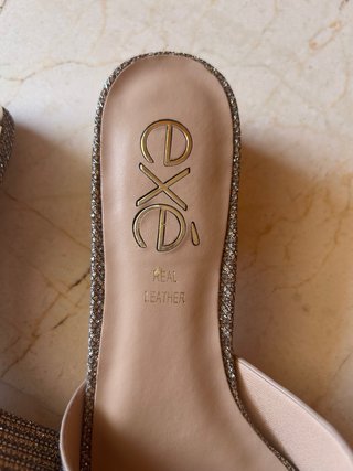 Sandalias tacón bajo exe en dorado.