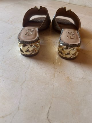 Sandalias tacón bajo exe en dorado.