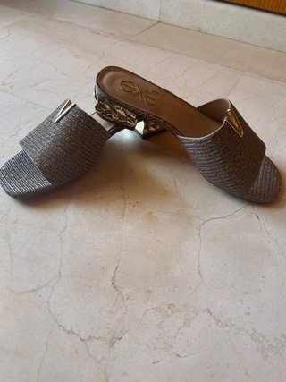 Sandalias tacón bajo exe en dorado.