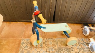 Bici sin pedales azul y amarilla