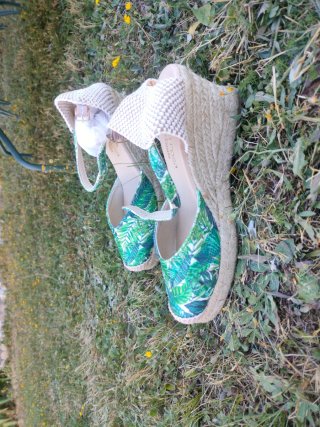 Sandalias cuña beige y verde