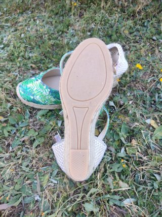 Sandalias cuña beige y verde