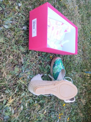 Sandalias cuña beige y verde