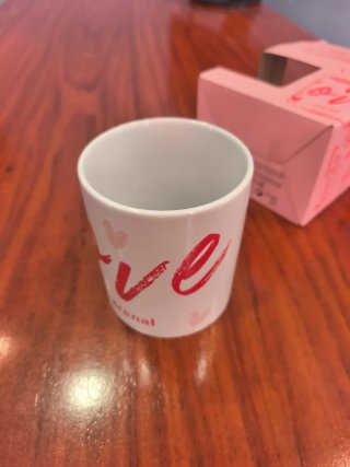 Taza de cerámica rosa y blanca
