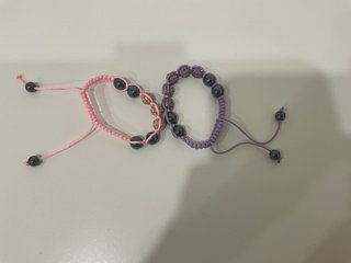 Dos pulseras con cuentas