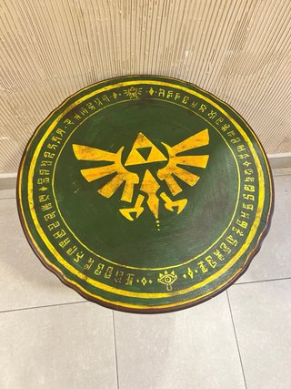 Mesa auxiliar Zelda pintada a mano
