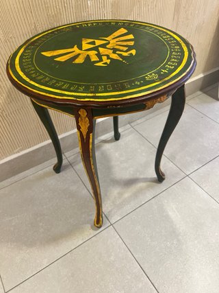 Mesa auxiliar Zelda pintada a mano