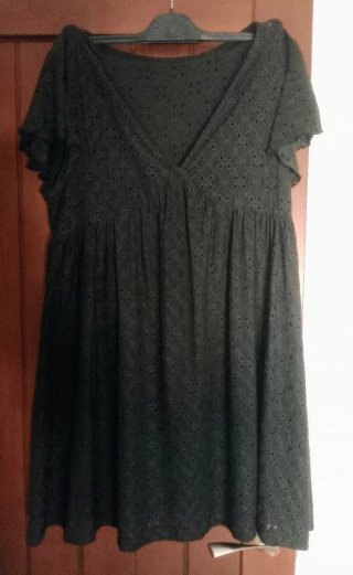 Vestido negro con bordados
