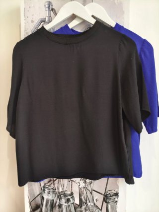 Lote 2 blusas C&A morada y negra