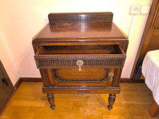 Mesita de madera antigua
