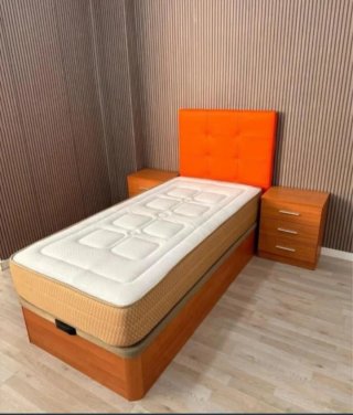 Divano in legno con materassi in memory foam