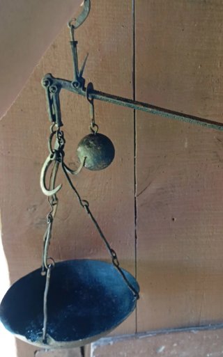 Báscula romana antigua de metal, tal cual fotos