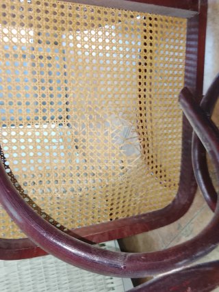 Mecedora antigua de madera y ratán