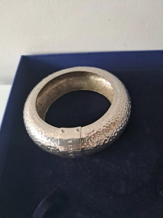 Pulsera plateada texturizada