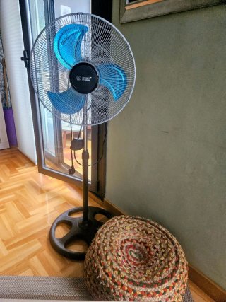 Ventilador de pie negro y gris