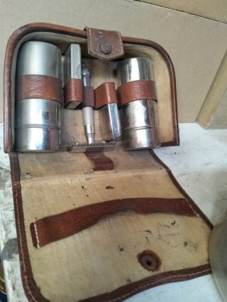 Estuche de afeitar antiguo de cuero