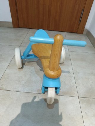 Bici de madera y azul