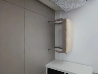 Butaca descalzadora beige y gris