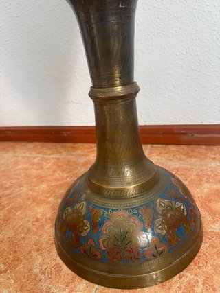 Jarrón oriental metal decorado