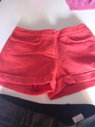 Pantalones cortos rojos y negros